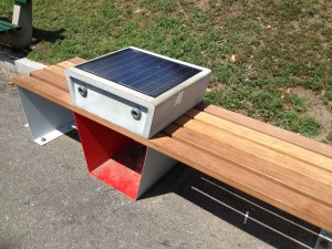 Solar Panel Phone Charger in Boston Common/Boston Common Park'ındaki Gunes Enerjisi ile Çalışan Telefon Şarj Aleti